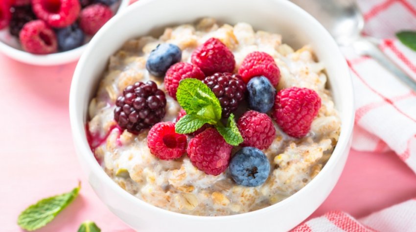 Сколько калорий в овсяной каше 🥣 на молоке с сахаром и без, пищевая ценность, БЖУ, польза геркулесовой каши - «Здоровье»